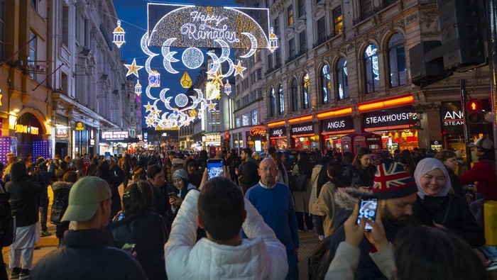 Untuk Pertama Kalinya, Jalanan di London Ini Berhias Dekorasi Ramadan LONDON, UNITED KINGDOM - MARCH 22: For the first time ever, London's famous Coventry Street is decorated with Ramadan ornaments, marking the start of the muslims' holy month in United Kingdom, on March 22, 2023. Located near the Leicester Square, Conventry Street is a major tourist attraction in the city. (Photo by Rasid Necati Aslim/Anadolu Agency via Getty Images)