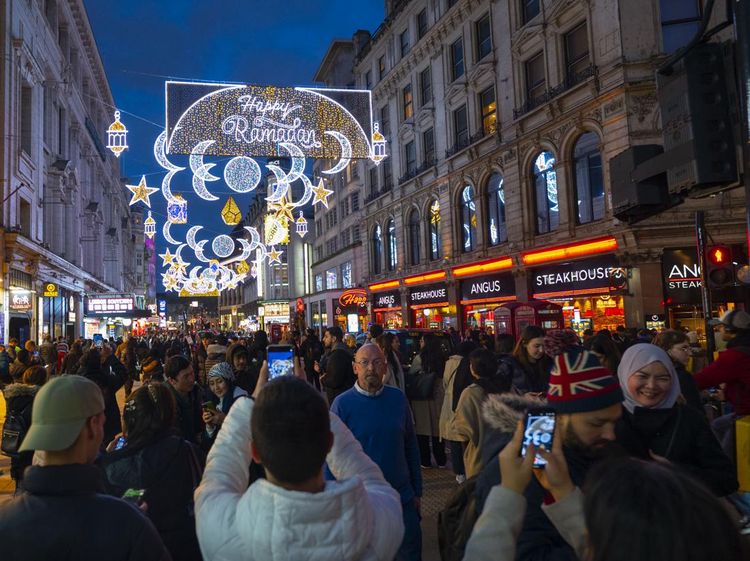Untuk Pertama Kalinya, Jalanan di London Ini Berhias Dekorasi Ramadan
