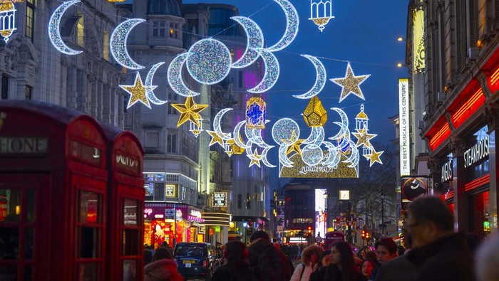 Untuk Pertama Kalinya, Jalanan di London Ini Berhias Dekorasi Ramadan LONDON, UNITED KINGDOM - MARCH 22: For the first time ever, London's famous Coventry Street is decorated with Ramadan ornaments, marking the start of the muslims' holy month in United Kingdom, on March 22, 2023. Located near the Leicester Square, Conventry Street is a major tourist attraction in the city. (Photo by Rasid Necati Aslim/Anadolu Agency via Getty Images)
