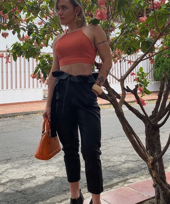 Seperti penampilannya ini. Berjalan-jalan mengenakan crop top. Foto: dok. Instagram