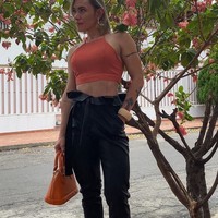 Seperti penampilannya ini. Berjalan-jalan mengenakan crop top. Foto: dok. Instagram