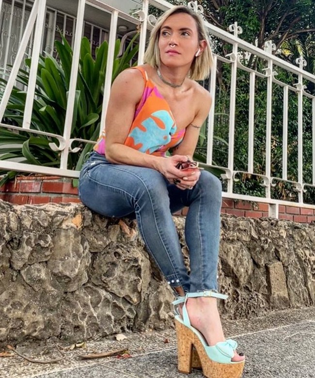 Selama satu jam persidangan, Vivian mematikan kamera sebelum dia tidak sengaja menyalakan kameranya. Saat kamera menyala, tampak Vivian berada di tempat tidur, hanya mengenakan pakaian dalam dan sambil merokok. Foto: dok. Instagram