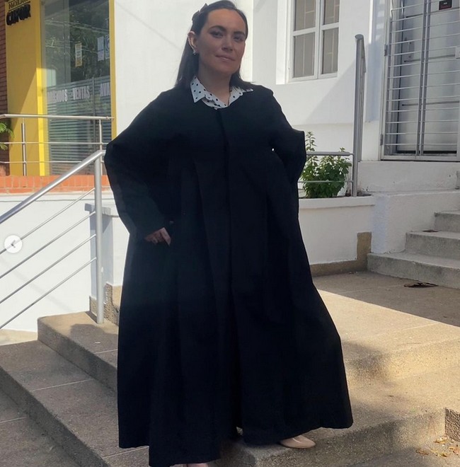 Inilah potret hakim cantik asal Kolombia bernama Vivian Polania. Dengan bangga dia bisa mengenakan jubah hakimnya lagi setelah diskors selama tiga bulan karena hanya mengenakan pakaian dalam saat persidangan online pada November 2022 lalu. Foto: dok. Instagram