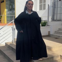 Inilah potret hakim cantik asal Kolombia bernama Vivian Polania. Dengan bangga dia bisa mengenakan jubah hakimnya lagi setelah diskors selama tiga bulan karena hanya mengenakan pakaian dalam saat persidangan online pada November 2022 lalu. Foto: dok. Instagram