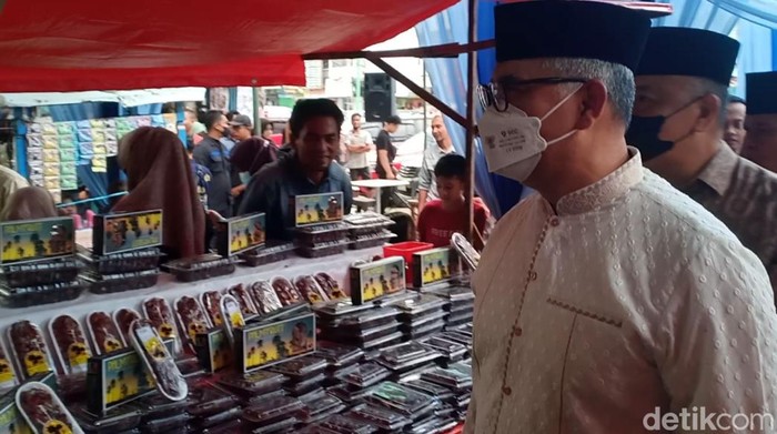 Walkot Jambi saat cek makanan yang dijual di Pasar Bedug. (Ferdi Almunanda/detikSumut)