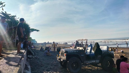 Warga memadati Pantai Rambutsiwi di Desa Yehembang, Kecamatan Mendoyo, Kabupaten Jembrana, Bali untuk merayakan Ngembak Geni atau sehari setelah Hari Suci Nyepi, Kamis (23/3/2023). (Foto: I Putu Adi Budiastrawan/detikBali)