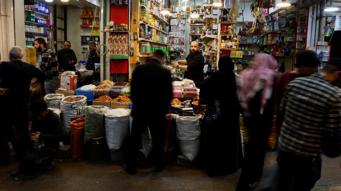 People shop at a wholesale market ahead of the holy fasting month of Ramadan, amid rising commodity prices , in Mosul, Iraq March 22, 2023. REUTERS/Khalid Al-Mousily