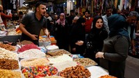 Warga Mosul, Irak, menyambut Ramadan di tengah kenaikan harga-harga komoditas.
