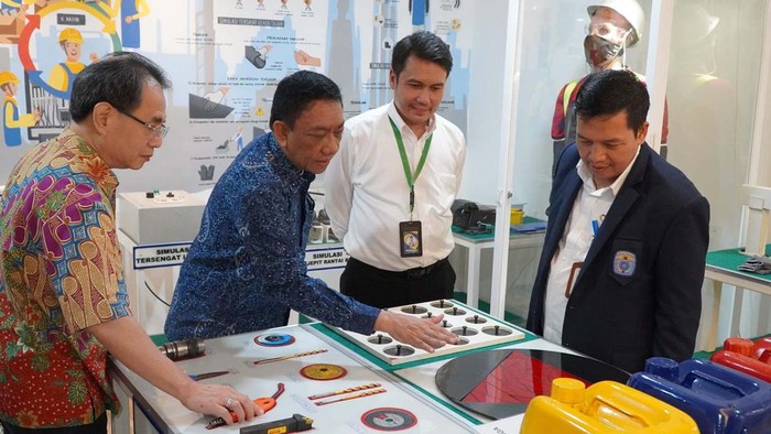 YDBA Berkolaborasi dengan Politeknik STMI Jakarta Yayasan Dharma Bhakti Astra (YDBA) berkolaborasi Politeknik STMI Jakarta. Mereka berkomitmen untuk melakukan pembinaan UMKM di Tegal.