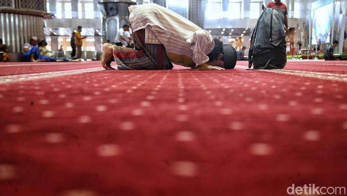 Di bulan Ramadan, umat Islam diperintahkan untuk memperbanyak ibadah. Karena amalan yang dilakukan di bulan Ramadan, mendapat pahala yang berlipat ganda.