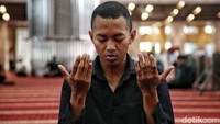 Di bulan ini juga kita diperintahkan untuk banyak berdzikir dan berdoa.