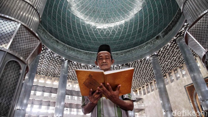 Yuk! Perbanyak Ibadah di Bulan Ramadan Di bulan Ramadan, umat Islam diperintahkan untuk memperbanyak ibadah. Karena amalan yang dilakukan di bulan Ramadan, mendapat pahala yang berlipat ganda.