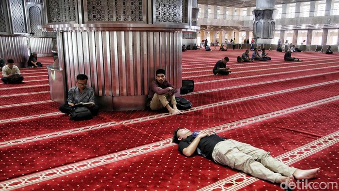 Yuk! Perbanyak Ibadah di Bulan Ramadan Di bulan Ramadan, umat Islam diperintahkan untuk memperbanyak ibadah. Karena amalan yang dilakukan di bulan Ramadan, mendapat pahala yang berlipat ganda.