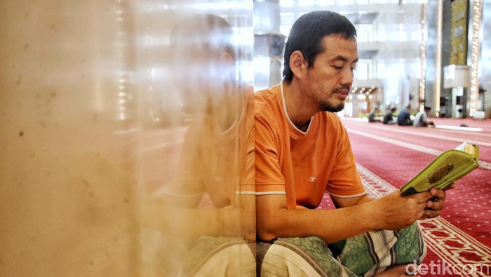 Yuk! Perbanyak Ibadah di Bulan Ramadan Di bulan Ramadan, umat Islam diperintahkan untuk memperbanyak ibadah. Karena amalan yang dilakukan di bulan Ramadan, mendapat pahala yang berlipat ganda.