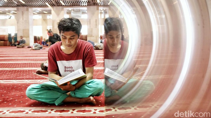 Yuk! Perbanyak Ibadah di Bulan Ramadan Di bulan Ramadan, umat Islam diperintahkan untuk memperbanyak ibadah. Karena amalan yang dilakukan di bulan Ramadan, mendapat pahala yang berlipat ganda.