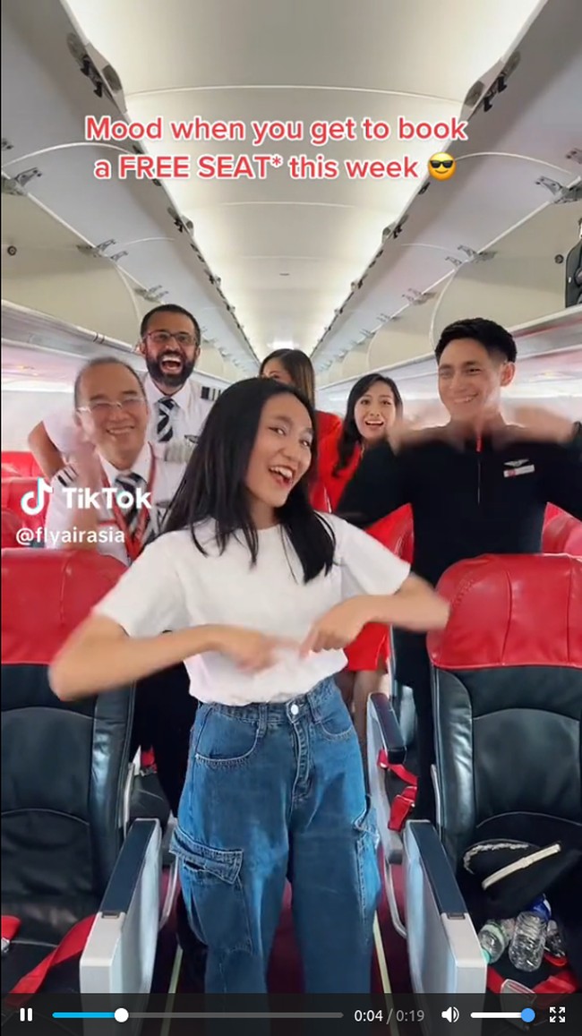 Dalam berbagai postingan di TikTok Air Asia, Zoe tak ragu menampilkan gayanya nge-dance mengenakan berseragam bahkan bersama para kru kabin.Foto: TikTok