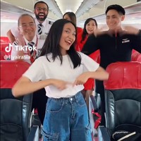 Dalam berbagai postingan di TikTok Air Asia, Zoe tak ragu menampilkan gayanya nge-dance mengenakan berseragam bahkan bersama para kru kabin.Foto: TikTok