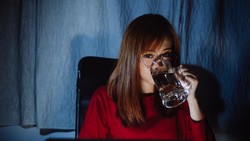 Daripada Borong Oralit, Dokter Lebih Sarankan Ini Biar Tahan Haus Saat Puasa