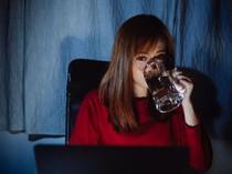 Daripada Borong Oralit, Dokter Lebih Sarankan Ini Biar Tahan Haus Saat Puasa