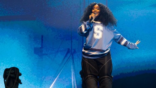 VANCOUVER, BRITISH COLUMBIA - MARCH 19: Singer SZA performs on stage during her The SOS North American Tour at Rogers Arena on March 19, 2023 in Vancouver, British Columbia, Canada. (Photo by Andrew Chin/Getty Images)