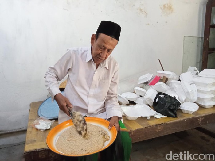 Abdullah warga Cirebon yang membuat bubur Harisah saat Ramadan