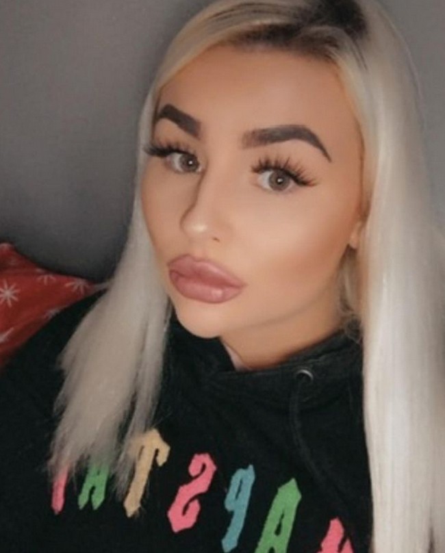 Ini Abigail White, model OnlyFans yang menjuluki dirinya sendiri sebagai Fake Barbie. Julukan tersebut karena dirinya memiliki rambut pirang dan tubuh seksi bak Barbie, namun dalam versi manusia. Foto: dok. Instagram/@mitzeelewis