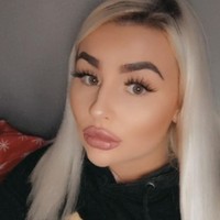 Ini Abigail White, model OnlyFans yang menjuluki dirinya sendiri sebagai Fake Barbie. Julukan tersebut karena dirinya memiliki rambut pirang dan tubuh seksi bak Barbie, namun dalam versi manusia. Foto: dok. Instagram/@mitzeelewis