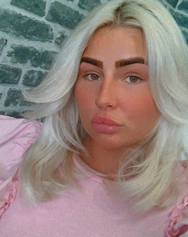 Wanita berambut pirang itu sebelumnya menghasilkan uang US$ 55 ribu atau sekitar Rp 830 juta setiap tahunnya dari OnlyFans. Foto: dok. Instagram/@mitzeelewis