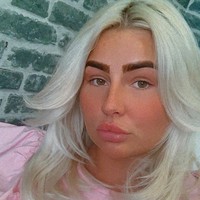 Wanita berambut pirang itu sebelumnya menghasilkan uang US$ 55 ribu atau sekitar Rp 830 juta setiap tahunnya dari OnlyFans. Foto: dok. Instagram/@mitzeelewis