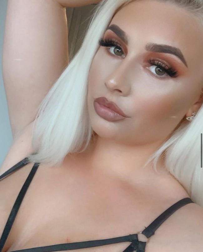 Inilah foto seksi Abigail di Instagramnya. Ia kerap tampil dengan busana-busana terbuka. Foto: dok. Instagram/@mitzeelewis