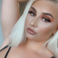 Inilah foto seksi Abigail di Instagramnya. Ia kerap tampil dengan busana-busana terbuka. Foto: dok. Instagram/@mitzeelewis