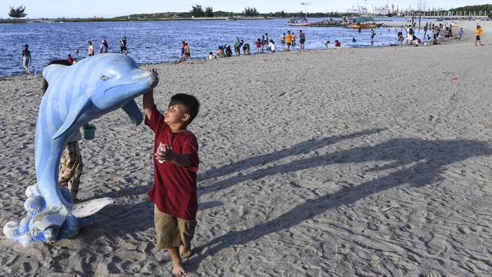 Sejumlah pengunjung bermain di Pantai Lagoon Ancol, Jakarta, Kamis (23/3/2023). Taman Impian Jaya Ancol memberikan tiket masuk gratis bagi pengunjung selama bulan Ramadhan yakni hingga 20 April mendatang yang berlaku pada pukul 17.00 WIB - 23.00 WIB, namun tiket tidak termasuk untuk kendaraan dan unit rekreasi di area Ancol. ANTARA FOTO/M Risyal Hidayat/YU