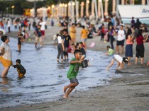 Suasana Pantai Ancol yang Ramai Pengunjung Saat Libur Nataru