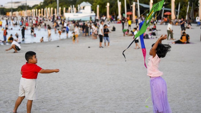 Asyik.. Ngabuburit di Ancol Selama Ramadan Gratis Lho Sejumlah pengunjung bermain di Pantai Lagoon Ancol, Jakarta, Kamis (23/3/2023). Taman Impian Jaya Ancol memberikan tiket masuk gratis bagi pengunjung selama bulan Ramadhan yakni hingga 20 April mendatang yang berlaku pada pukul 17.00 WIB - 23.00 WIB, namun tiket tidak termasuk untuk kendaraan dan unit rekreasi di area Ancol. ANTARA FOTO/M Risyal Hidayat/YU