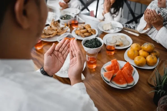 Ayah Ini Hanya Mampu Buka Puasa Pakai Roti Murah dan Pilus, Kisahnya Bikin Sedih