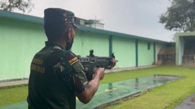 Badan Penelitian dan Pengembangan Kementerian Pertahanan RI (Balitbang Kemhan) baru-baru ini melakukan Uji Fungsi Prototipe Senapan serbu IFAR 22 Kaliber 5,56 mm, bertempat di Laboratorium Litbang Angkatan Darat, Batu Jajar, Bandung.  (Dok. Balitbang Kemhan)