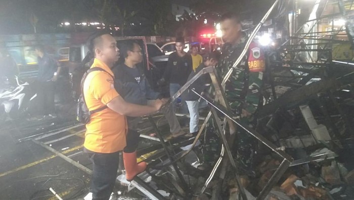 Baliho roboh di CIbinong Bogor.