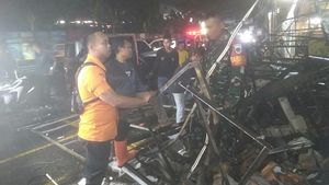 Baliho Roboh Akibat Hujan dan Angin Kencang Timpa 7 Motor di Bogor