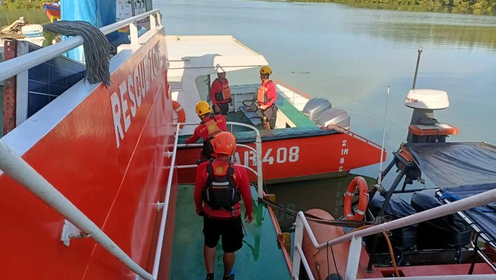 Tim SAR saat melakukan pencarian terhadap perempuan yang melompat ke laut di Selat Makassar.