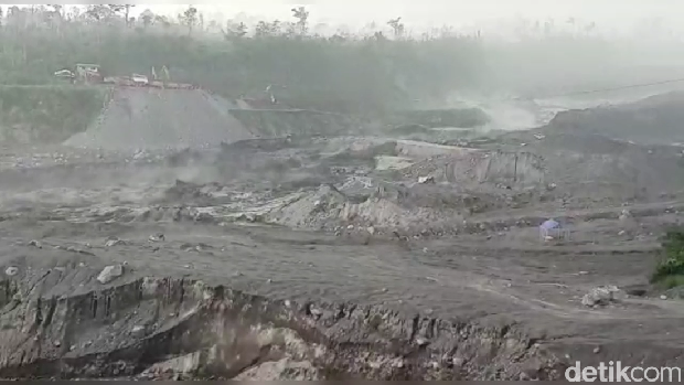 Banjir lahar dingin Gunung Semeru
