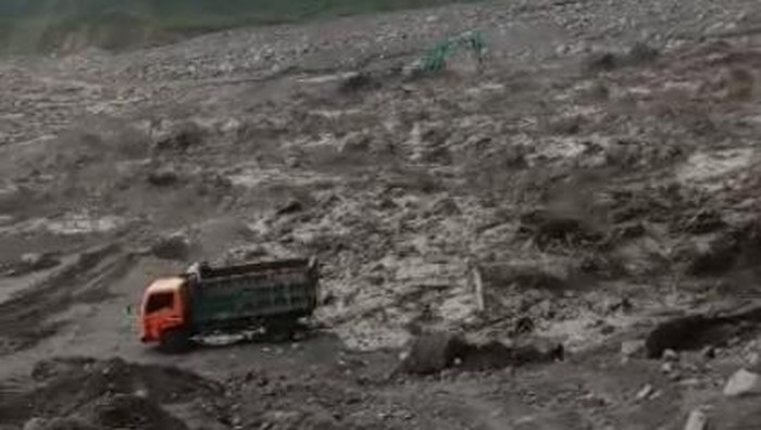 Banjir lahar dingin Semeru menyeret sebuah truk di Curah Kobokan.