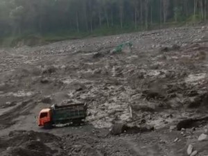 Ngerinya Banjir Besar Lahar Dingin Semeru, Seret Ekskavator-Terjang Rumah