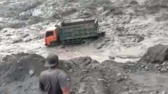 Banjir lahar dingin Semeru menyeret sebuah truk di Curah Kobokan.