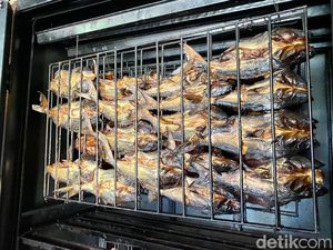 Begini Proses Pembuatan Ikan Asap di Desa Suku Anak Dalam Jambi
