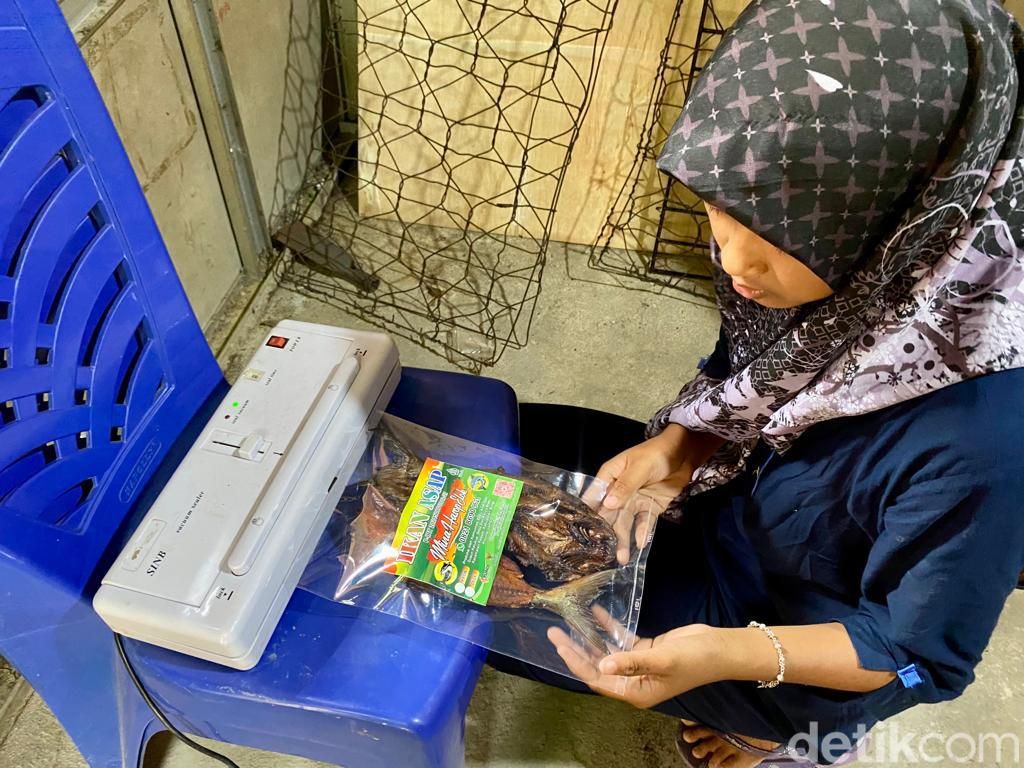 Begini Proses Pembuatan Ikan Asap di Desa Suku Anak Dalam Jambi
