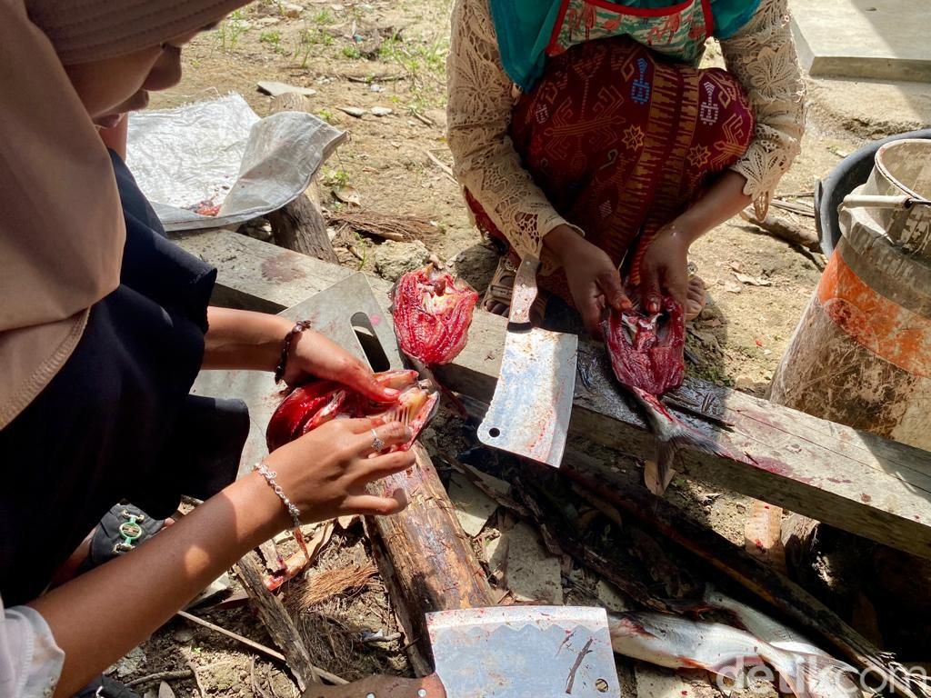 Begini Proses Pembuatan Ikan Asap di Desa Suku Anak Dalam Jambi
