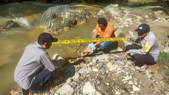 Warga di Kabupaten Bengkayang, Kalimantan Barat (Kalbar) digegerkan dengan penemuan bayi berjenis kelamin perempuan dalam keadaan hidup di kolong jembatan.