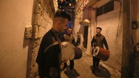 Para remaja Palestina di Gaza berkeliling permukiman sambil menabuh genderang. Aktivitas ini disebut Musaharatis atau Penabuh Ramadan. Tradisi ini dilakukan saat menyambut Ramadan. Majdi Fathi/NurPhoto via Getty Images