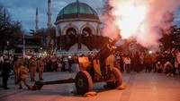 Sama seperti Dubai, Turki juga menembakkan meriam tanda berakhirnya puasa di hari pertama Ramadan atau sebelum adzan berkumandang. Momen ini dilakukan di Sultanahmet Square di Istanbul. REUTERS/Dilara Senkaya