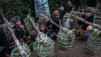 Dari Tanah Air, ada tradisi dari masyarakat adat Bonokeling di Banyumas, Jawa Tengah. Warga menggelar upacara unggah-unggahan menyambut Ramadan dengan berjalan kaki tanpa alas sejauh 40 km sambil membawa bahan-bahan pokok. Ulet Ifansasti/Getty Images